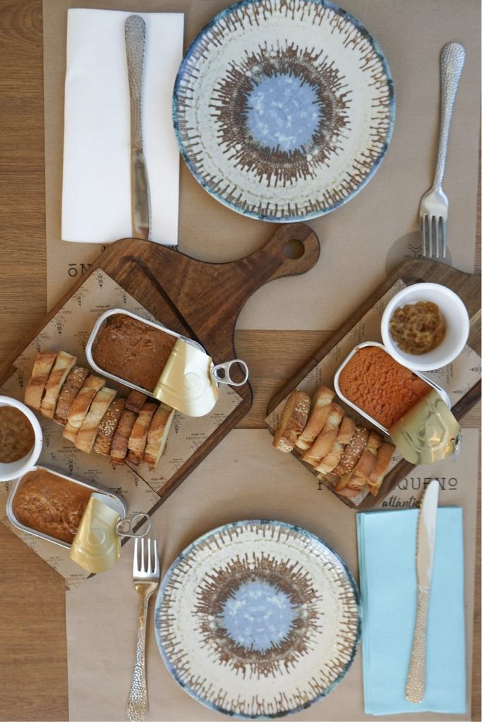 Platos de comida del mar elaborados con latas